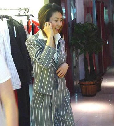 商场内衣试衣偷拍_商场更衣室女生试衣