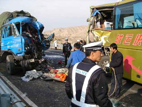 甘肃树徐高速公路发生车祸两车相撞2死13伤图