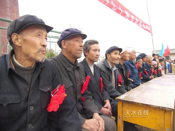 组图:武山县领导慰问遗留红军及家属