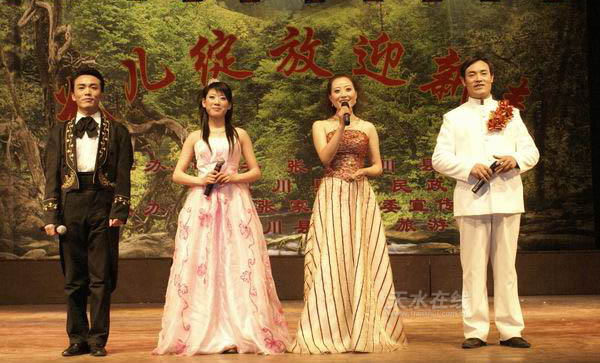 组图:张家川县2007年春节联欢晚会彩排录制剪