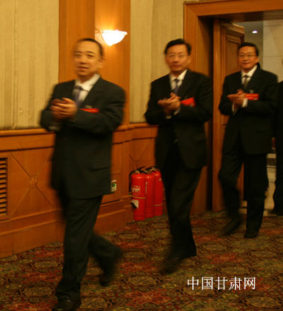 杨志明(左,冯健身(中,罗笑虎(右)步入会场