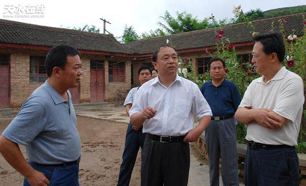 9日,市委副书记、市长张广智在秦州区汪川镇调