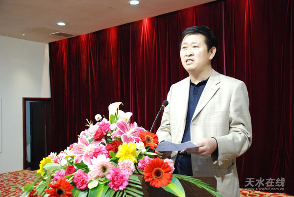 区委副书记杨保珍主持招待会