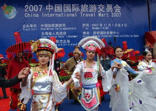 11月1日,演员在中国国际旅游交易会开幕式上表演。当日,2007中国国际旅游交易会在云南昆明开幕,吸引了来自92个国家和地区的3880余家参展商。