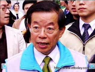 针对陈水扁表示泛蓝执政县市在明年“立委”选举并“公投”时坚持两阶段投票,有人建议他宣布戒严或选举无效,谢长廷脸色铁青避而不谈。(来源:台湾“东森新闻”)