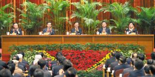 图为李源潮、汪洋、薄熙来、王鸿举、王秦丰在全市领导干部大会上。