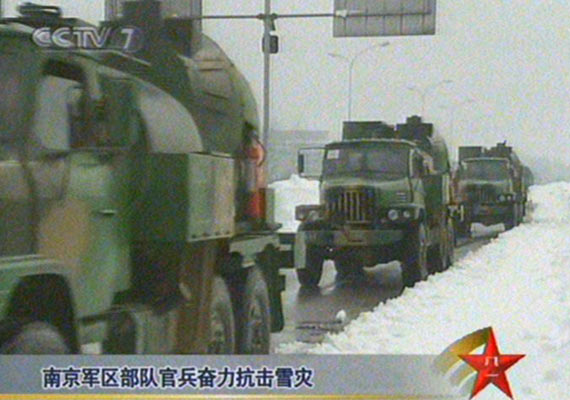 南京军区/南京军区特种除雪车队开赴救灾第一线