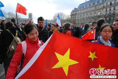 巴黎华人亲身讲述火炬传递:每隔5秒有人抢火炬