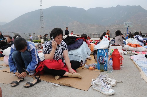 5月13日,甘肃省陇南市武都区群众在露天空旷地带躲避可能发生的余震。