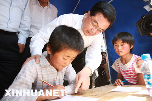 “党和政府一定会帮助受灾群众重建家园”--记胡锦涛总书记在甘肃考察抗震救灾和恢复重建工作