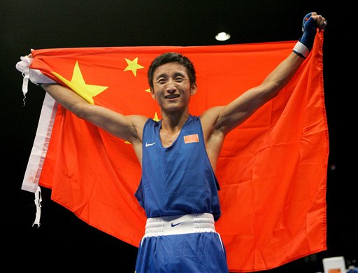 图文:拳击世锦赛邹市明卫冕 身披五星红旗