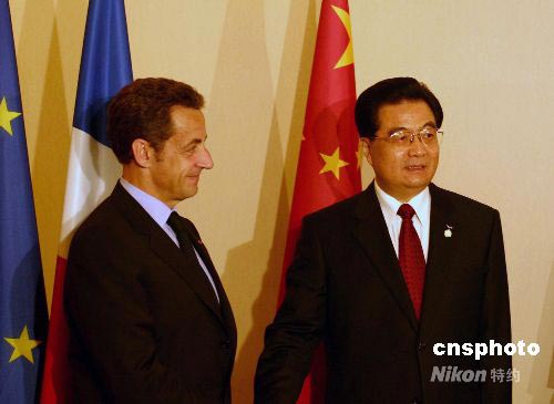 图:胡锦涛在日会见法国总统萨科奇