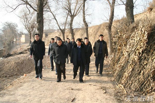 赴甘谷县磐安镇榆林坪村慰问慰问甘谷县磐安镇榆林坪村困难户张增荣