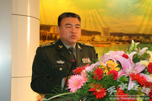天水市军分区政委刘斌代表驻市部队发言