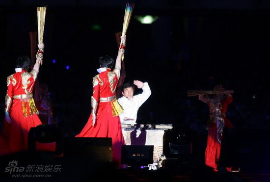 图文:成龙鸟巢演唱会--成龙出场击缶
