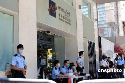 ���¶��գ�������ڼ���H1N1���и�����������ס���������ά���Ƶ꣬�������ſ��ֵľ�Ա�ھƵ����ܽ䱸���Ƶ�Ա����ס���趺���ھƵ��ڻ����������������ĵĶȼٴ壬ֱ�������������Ϊֹ�������緢 ������ ��