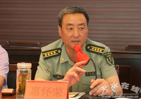 武山>正文 7月16日,由省军区政治部副主任惠怀荣带队的全省人武部