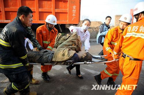 组图:兰州发生一起山体滑坡 数人被埋