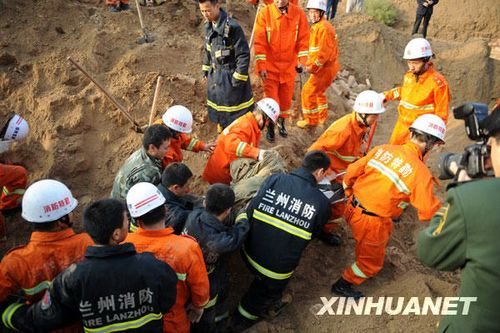 组图:兰州发生一起山体滑坡 数人被埋