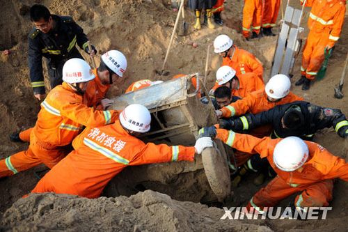 组图:兰州发生一起山体滑坡 数人被埋