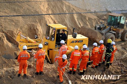 组图:兰州发生一起山体滑坡 数人被埋