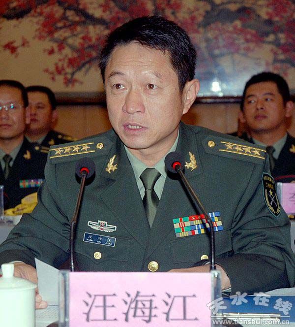 兰州军区某钢铁红军师师长汪海江介绍"跨越—2009"实兵演习有关情况