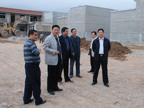 武山县代县长张建杰检查城关山丹新农村建设工作(图)