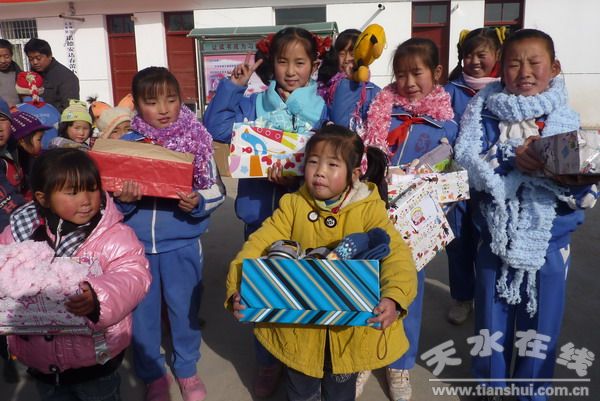 上海、北京英国学校向春蕾小学师生赠送新年礼