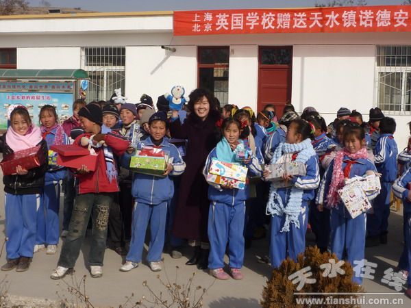 上海、北京英国学校向春蕾小学师生赠送新年礼