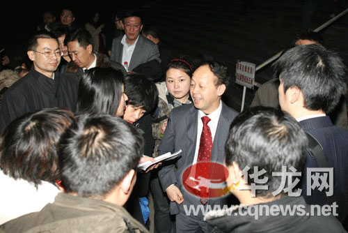 庭审结束后，被告人辩护律师陈有西接受记者采访 记者李靖摄