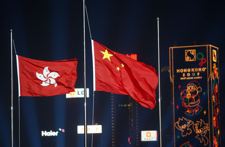 12月5日,五星红旗和香港特别行政区区旗在第五届东亚运动会开幕式现场