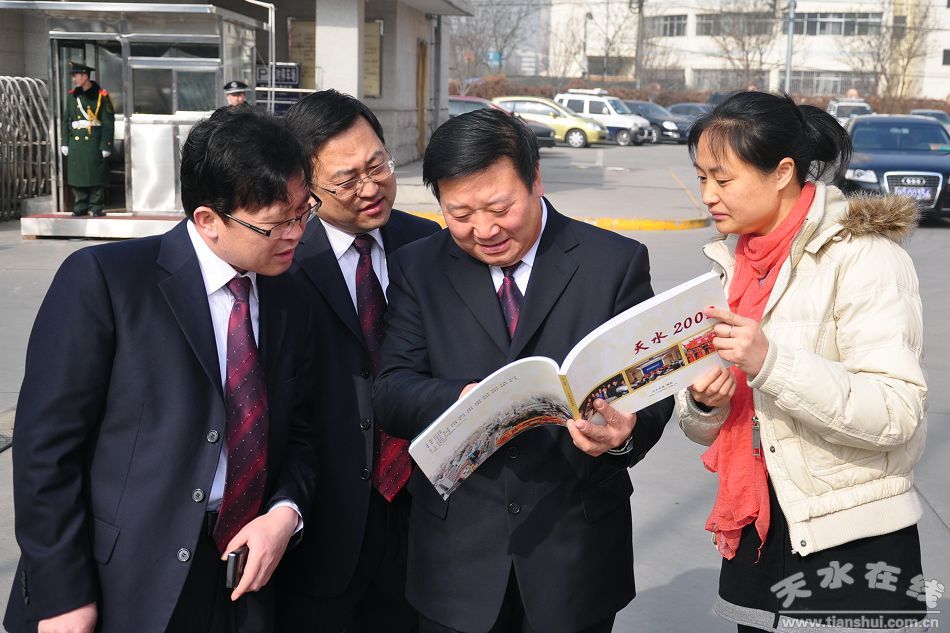 天水在线向省农信社理事长雷志强赠阅《天水2009》