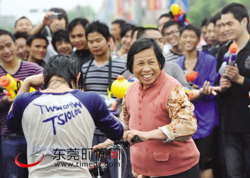 东坑“卖身节”激情射水 湿身容易“卖身”难