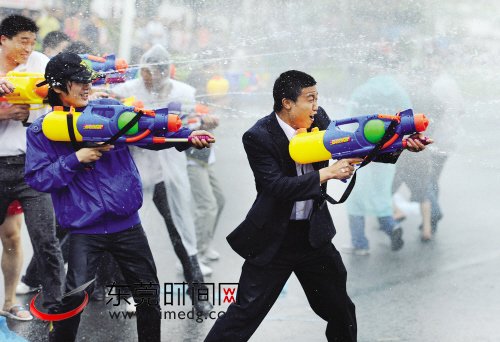东坑“卖身节”激情射水 湿身容易“卖身”难