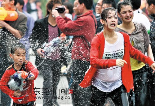 东坑“卖身节”激情射水 湿身容易“卖身”难