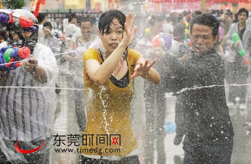 东坑“卖身节”激情射水 湿身容易“卖身”难