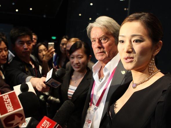 巩俐深V装现身法国馆 阿兰德龙幸得美人拥抱