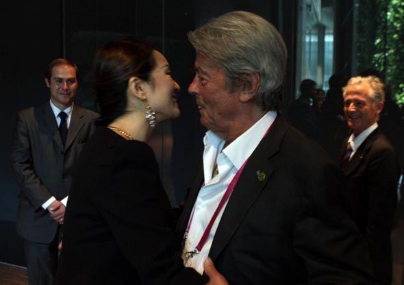 巩俐深V装现身法国馆 阿兰德龙幸得美人拥抱
