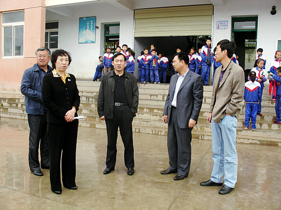 张家川县县长马中奇深入学校检查指导教育工作(图)