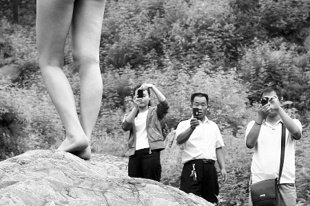老人挥舞树枝 驱赶“人体艺术”(组图)