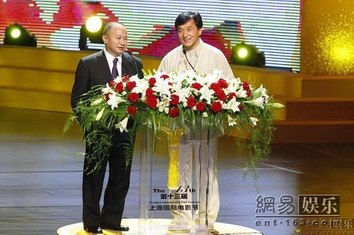吴宇森、成龙颁发金爵大奖。
