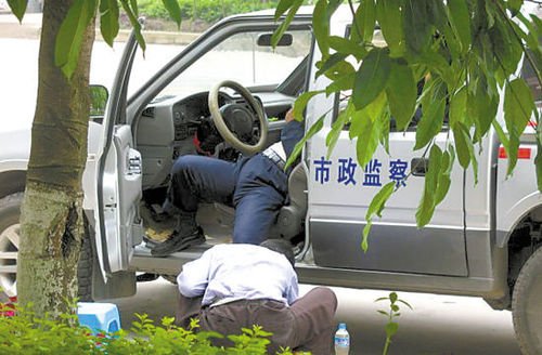 重庆两城管躺在车中让人擦鞋 中队长被撤(图)