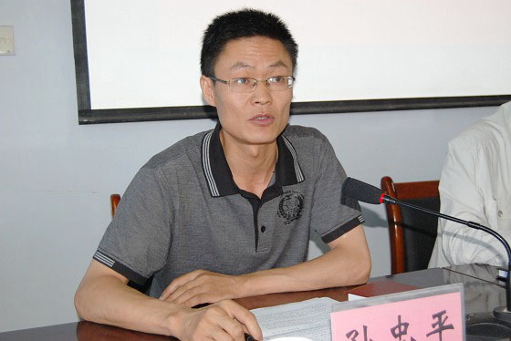 县委组织部副部长兼县直机关工委书记孙忠平宣读《秦安县干部集中培训