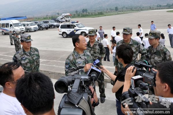 兰州军区空军司令员朱清益接受记者采访