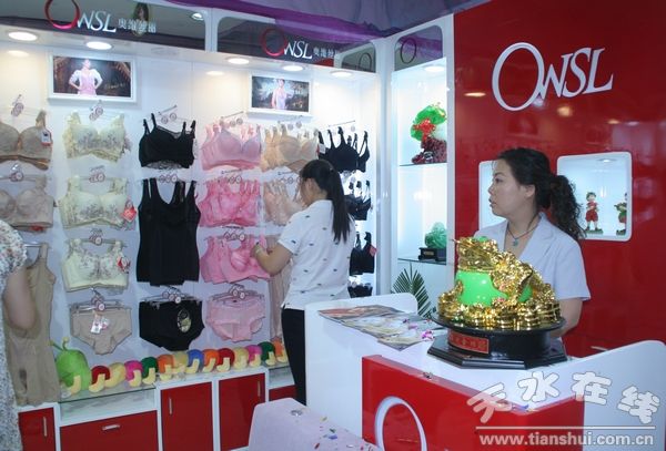 奥维丝丽内衣专卖店_奥维兹丽内衣女模图片