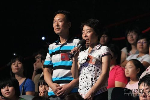 陈翔的父母来到比赛现场。