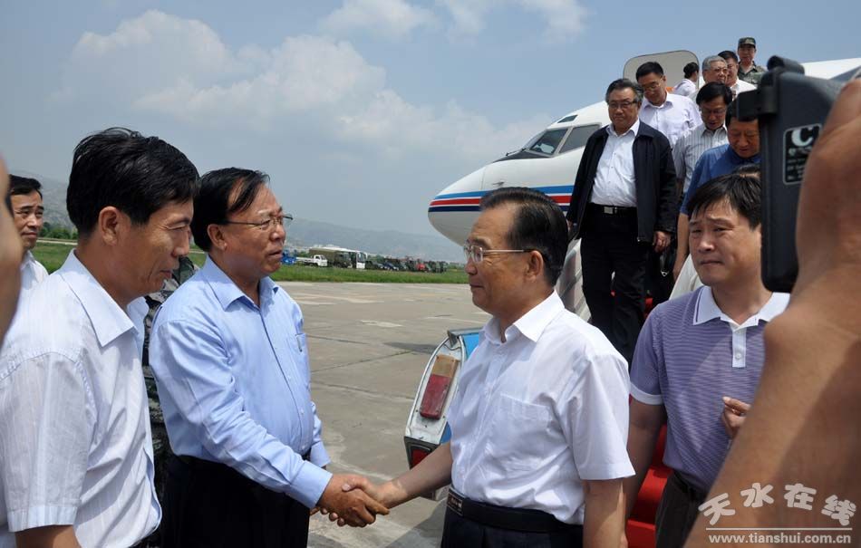 省人大常委会主任陆浩在天水机场迎接(配图:天水在线