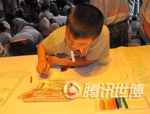 卢森堡馆邀灾区孩子逛世博 画下心中的上海