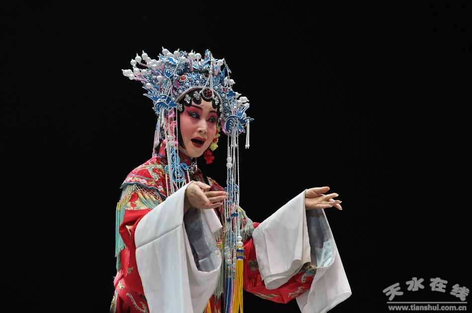 《麦积悲歌》主演窦凤琴在闭幕式上演出