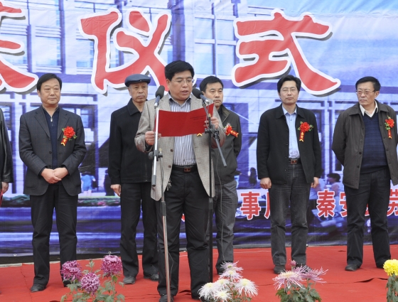 县人事局局长陈应虎介绍工程概况